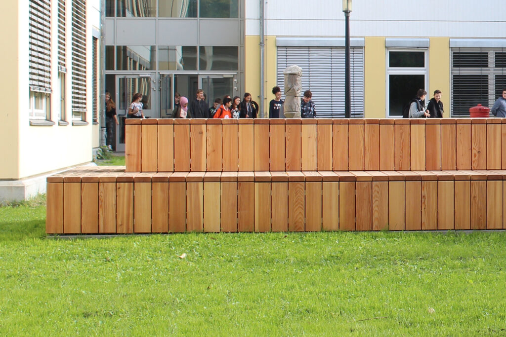 Sitzgruppen anzufertigen gehört auch in den Bereich der Holzbearbeitung.