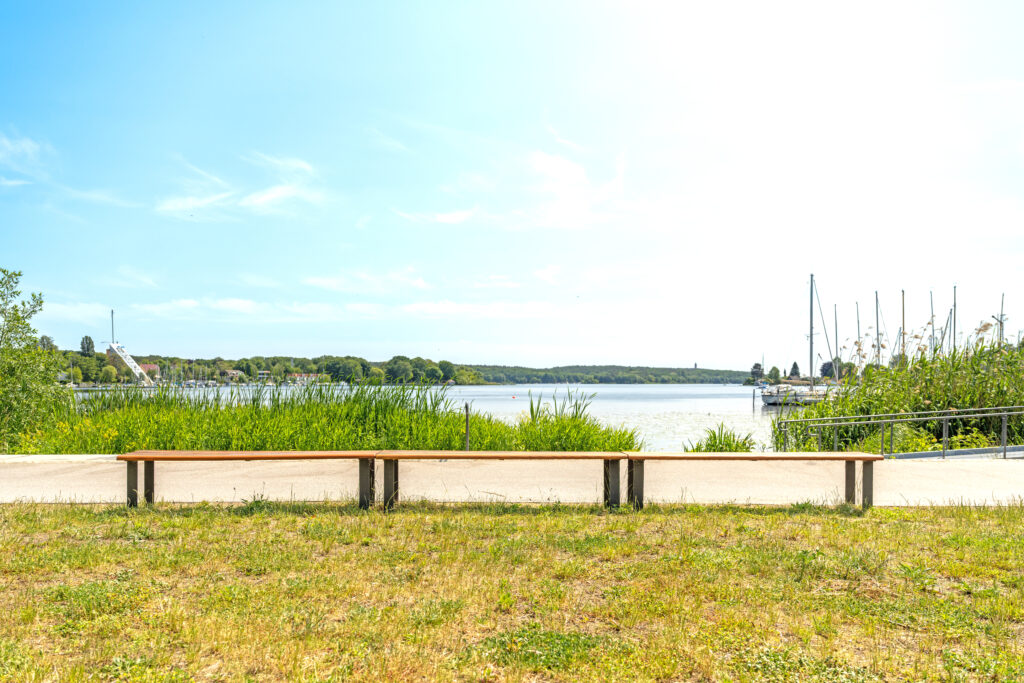 Reihenbank ohne Rückenlehne in Anlehnung an unsere Seniorenbank 